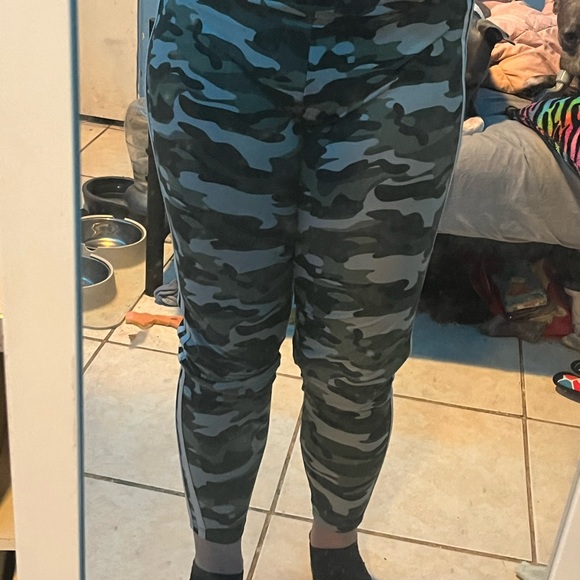 feathers Pants - Camo white, striped leggings